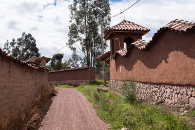 Peru And Dağları kırsal kesiminde bir patika. Andean kırsalında bir patika. Cusco 'da küçük bir kasaba.