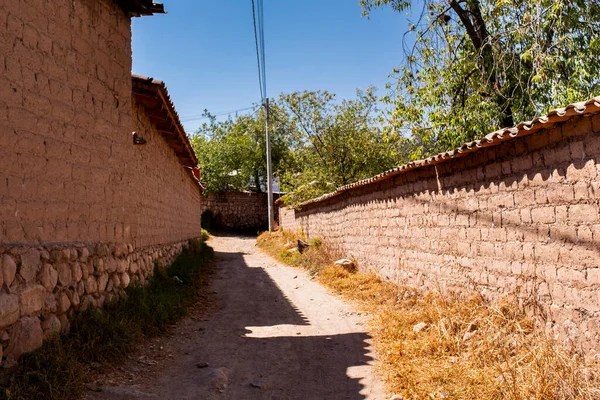 Peru And Dağları kırsal kesiminde bir patika. Andean kırsalında bir patika. Cusco 'da küçük bir kasaba.