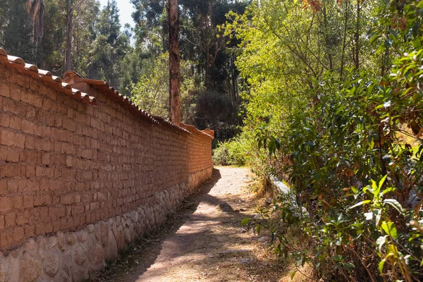 Peru And Dağları kırsal kesiminde bir patika. Andean kırsalında bir patika. Cusco 'da küçük bir kasaba.