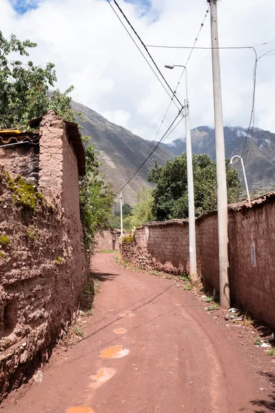 Peru And Dağları kırsal kesiminde bir patika. Andean kırsalında bir patika. Cusco 'da küçük bir kasaba.