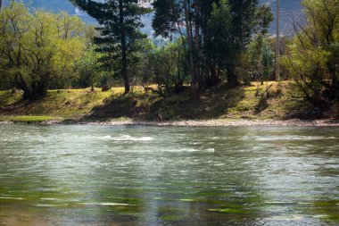 Peru And Dağları 'ndaki doğal su akıntısı. Peru 'nun kutsal vadisinde tatlı su.