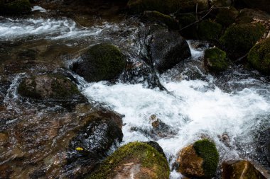 Peru And Dağları 'ndaki doğal su akıntısı. Peru 'nun kutsal vadisinde tatlı su.