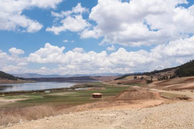Cusco Peru 'daki Huaypo Gölü. Peru And Dağları 'ndaki doğal manzara. Kır manzarası.