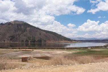 Cusco Peru 'daki Huaypo Gölü. Peru And Dağları 'ndaki doğal manzara. Kır manzarası.