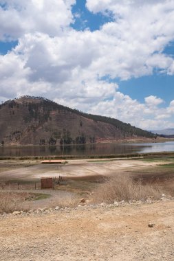 Cusco Peru 'daki Huaypo Gölü. Peru And Dağları 'ndaki doğal manzara. Kır manzarası.