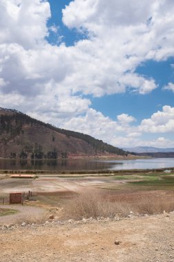 Cusco Peru 'daki Huaypo Gölü. Peru And Dağları 'ndaki doğal manzara. Kır manzarası.