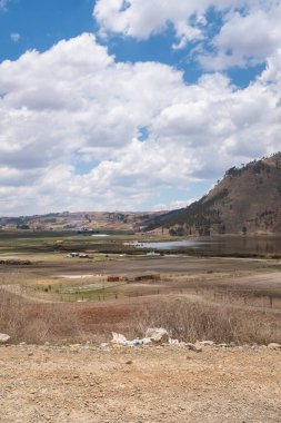 Cusco Peru 'daki Huaypo Gölü. Peru And Dağları 'ndaki doğal manzara. Kır manzarası.