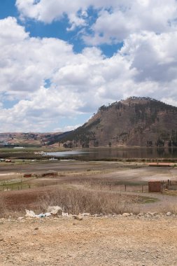 Cusco Peru 'daki Huaypo Gölü. Peru And Dağları 'ndaki doğal manzara. Kır manzarası.