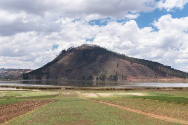 Cusco Peru 'daki Huaypo Gölü. Peru And Dağları 'ndaki doğal manzara. Kır manzarası.