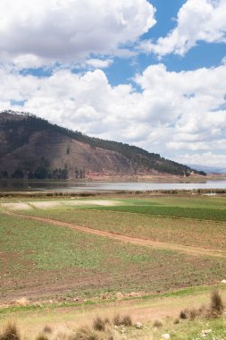 Cusco Peru 'daki Huaypo Gölü. Peru And Dağları 'ndaki doğal manzara. Kır manzarası.