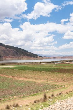 Cusco Peru 'daki Huaypo Gölü. Peru And Dağları 'ndaki doğal manzara. Kır manzarası.