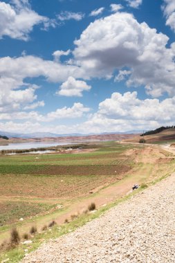 Cusco Peru 'daki Huaypo Gölü. Peru And Dağları 'ndaki doğal manzara. Kır manzarası.