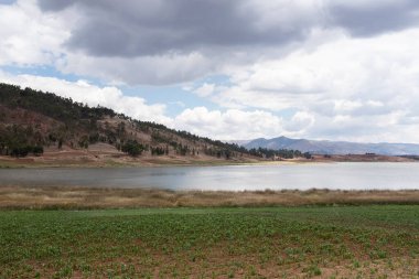Cusco Peru 'daki Huaypo Gölü. Peru And Dağları 'ndaki doğal manzara. Kır manzarası.