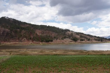 Cusco Peru 'daki Huaypo Gölü. Peru And Dağları 'ndaki doğal manzara. Kır manzarası.