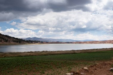 Cusco Peru 'daki Huaypo Gölü. Peru And Dağları 'ndaki doğal manzara. Kır manzarası.