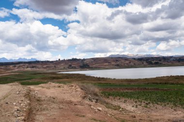 Cusco Peru 'daki Huaypo Gölü. Peru And Dağları 'ndaki doğal manzara. Kır manzarası.