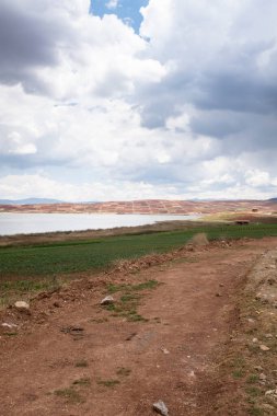 Cusco Peru 'daki Huaypo Gölü. Peru And Dağları 'ndaki doğal manzara. Kır manzarası.