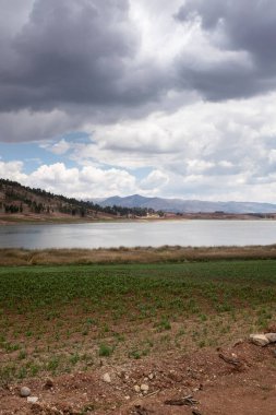 Cusco Peru 'daki Huaypo Gölü. Peru And Dağları 'ndaki doğal manzara. Kır manzarası.