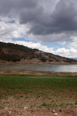 Cusco Peru 'daki Huaypo Gölü. Peru And Dağları 'ndaki doğal manzara. Kır manzarası.