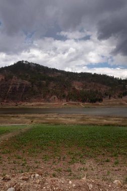 Cusco Peru 'daki Huaypo Gölü. Peru And Dağları 'ndaki doğal manzara. Kır manzarası.