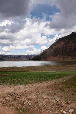 Cusco Peru 'daki Huaypo Gölü. Peru And Dağları 'ndaki doğal manzara. Kır manzarası.