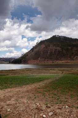 Cusco Peru 'daki Huaypo Gölü. Peru And Dağları 'ndaki doğal manzara. Kır manzarası.