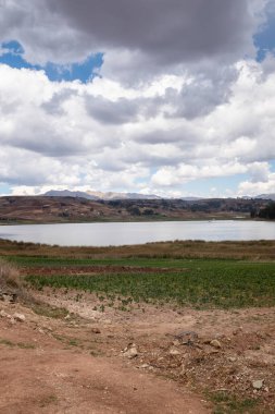 Cusco Peru 'daki Huaypo Gölü. Peru And Dağları 'ndaki doğal manzara. Kır manzarası.