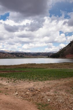 Cusco Peru 'daki Huaypo Gölü. Peru And Dağları 'ndaki doğal manzara. Kır manzarası.