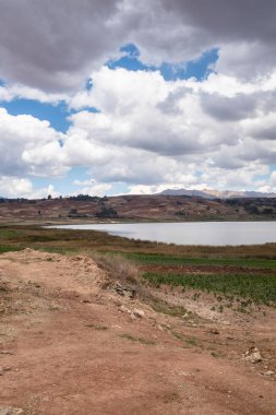 Cusco Peru 'daki Huaypo Gölü. Peru And Dağları 'ndaki doğal manzara. Kır manzarası.