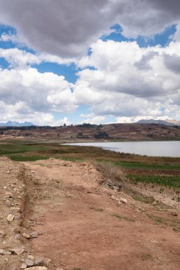 Cusco Peru 'daki Huaypo Gölü. Peru And Dağları 'ndaki doğal manzara. Kır manzarası.