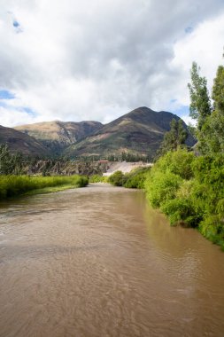 Peru And Dağları 'ndaki doğal su akıntısı. Peru 'nun kutsal vadisinde tatlı su.