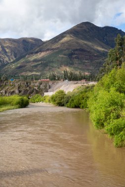 Peru And Dağları 'ndaki doğal su akıntısı. Peru 'nun kutsal vadisinde tatlı su.