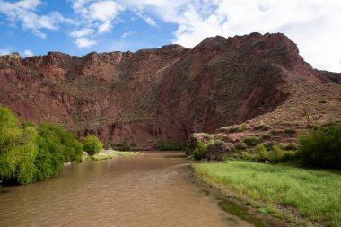 Peru And Dağları 'ndaki doğal su akıntısı. Peru 'nun kutsal vadisinde tatlı su.