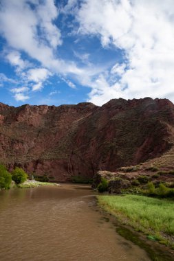 Peru And Dağları 'ndaki doğal su akıntısı. Peru 'nun kutsal vadisinde tatlı su.