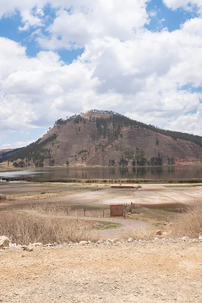 Cusco Peru 'daki Huaypo Gölü. Peru And Dağları 'ndaki doğal manzara. Kır manzarası.