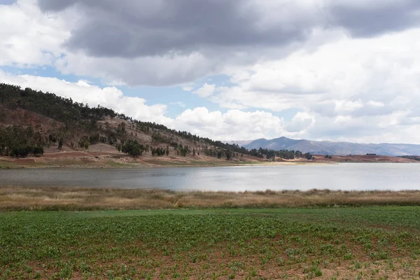 Cusco Peru 'daki Huaypo Gölü. Peru And Dağları 'ndaki doğal manzara. Kır manzarası.