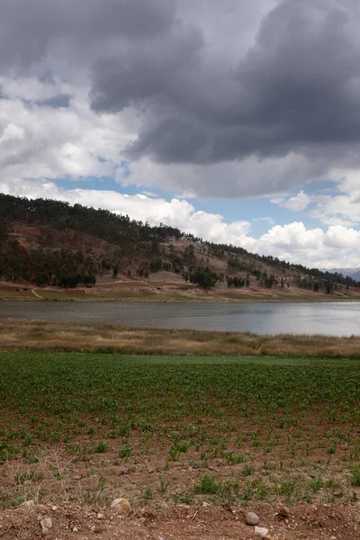 Cusco Peru 'daki Huaypo Gölü. Peru And Dağları 'ndaki doğal manzara. Kır manzarası.