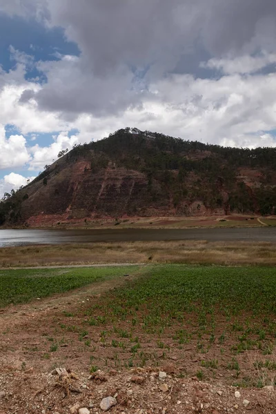 Cusco Peru 'daki Huaypo Gölü. Peru And Dağları 'ndaki doğal manzara. Kır manzarası.
