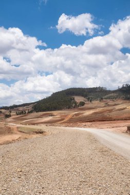 And Dağları 'ndaki Peru kırsalında kırsal bir yol. Cusco 'daki And kırsal arazisi.
