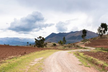 And Dağları 'ndaki Peru kırsalında kırsal bir yol. Cusco 'daki And kırsal arazisi.