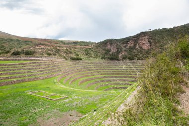 Cusco Peru 'da Moray arkeolojik alanı. İnkalar tarafından yapılan tarım laboratuvarı..