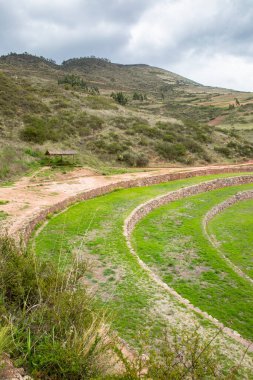 Cusco Peru 'da Moray arkeolojik alanı. İnkalar tarafından yapılan tarım laboratuvarı..