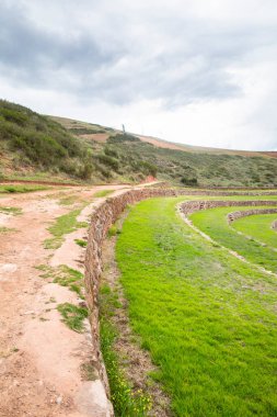 Cusco Peru 'da Moray arkeolojik alanı. İnkalar tarafından yapılan tarım laboratuvarı..