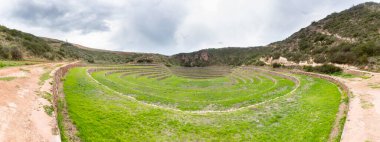 Cusco Peru 'da Moray arkeolojik alanı. İnkalar tarafından yapılan tarım laboratuvarı..