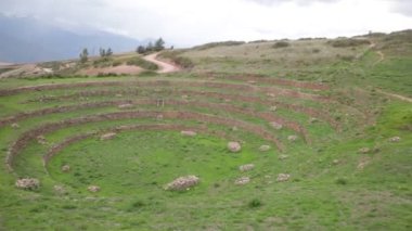 Cusco Peru 'da Moray arkeolojik alanı. İnkalar tarafından yapılan tarım laboratuvarı..