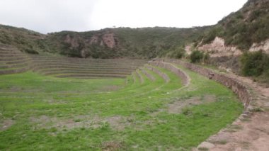 Cusco Peru 'da Moray arkeolojik alanı. İnkalar tarafından yapılan tarım laboratuvarı..