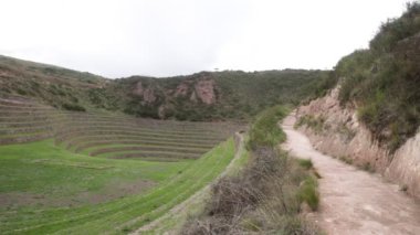 Cusco Peru 'da Moray arkeolojik alanı. İnkalar tarafından yapılan tarım laboratuvarı..