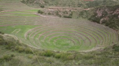 Cusco Peru 'da Moray arkeolojik alanı. İnkalar tarafından yapılan tarım laboratuvarı..