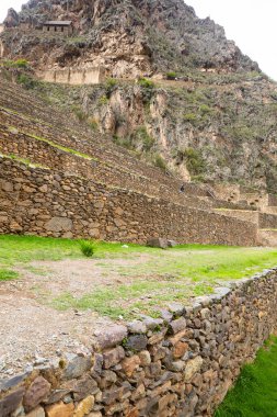 Ollantaytambo, Cusco Peru 'da bir kale ve İnka şehri. Peru And Dağları 'ndaki Kutsal Vadi' de antik bir bina.