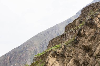 Ollantaytambo, Cusco Peru 'da bir kale ve İnka şehri. Peru And Dağları 'ndaki Kutsal Vadi' de antik bir bina.